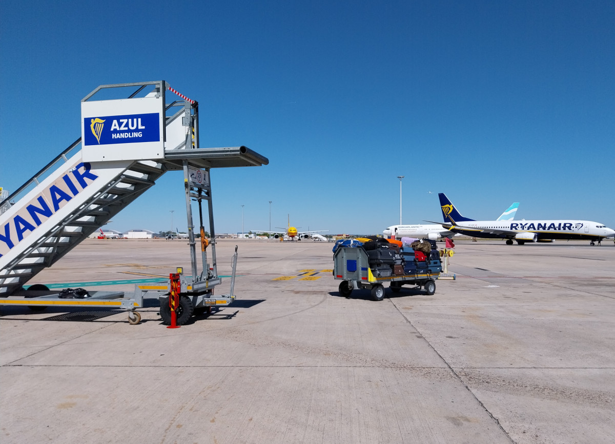 Ryanair presenta un ERE para 100 empleados de asistencia en tierra en Santiago